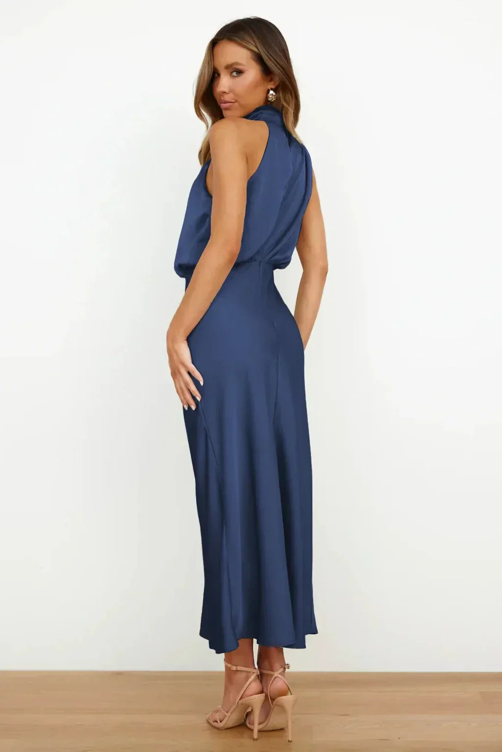 Vestido midi elegante de noche con cuello halter