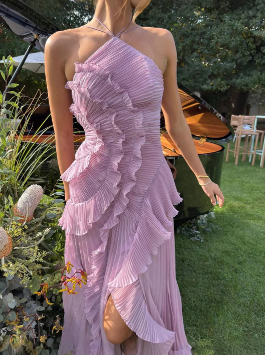 Vestido largo elegante con cuello halter