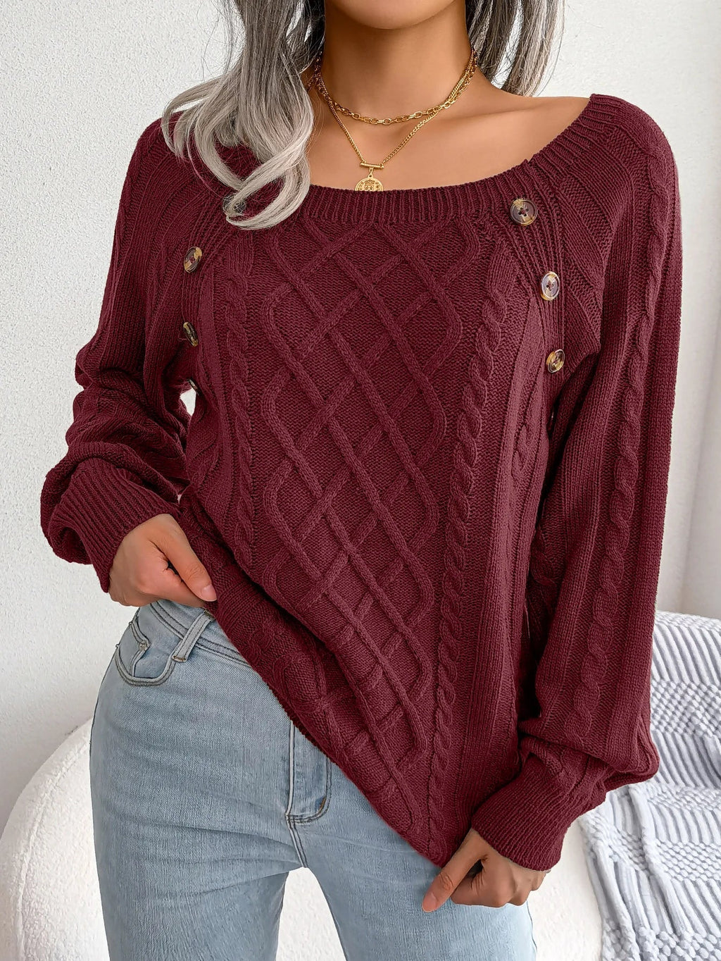 Maglione a collo quadrato con bottoni decorativi