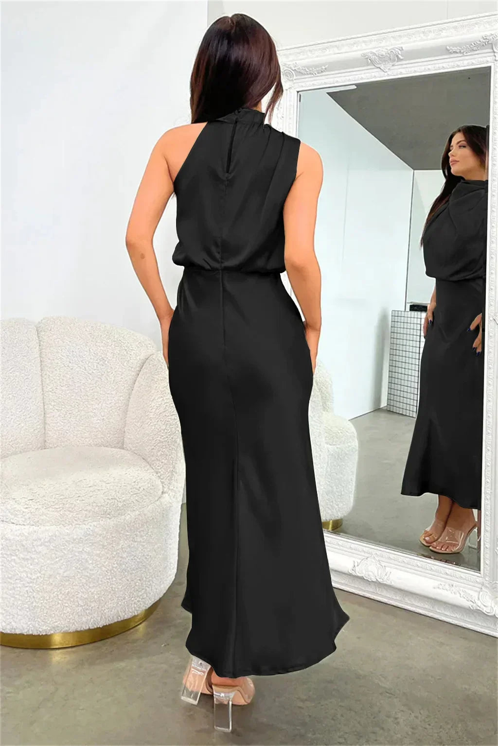 Vestido midi elegante de noche con cuello halter