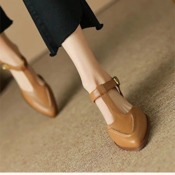 Ballerine a punta con cinturino a T
