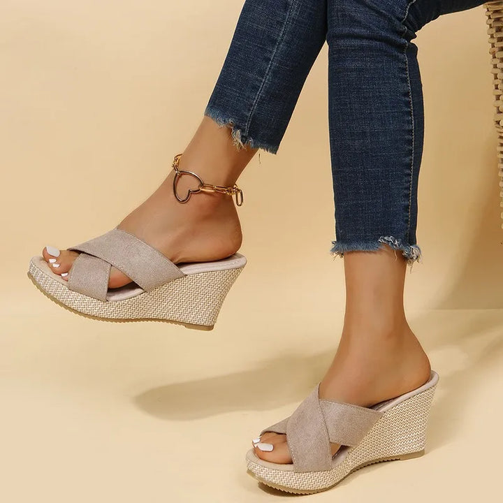 Sandalias cómodas con cuña ligera