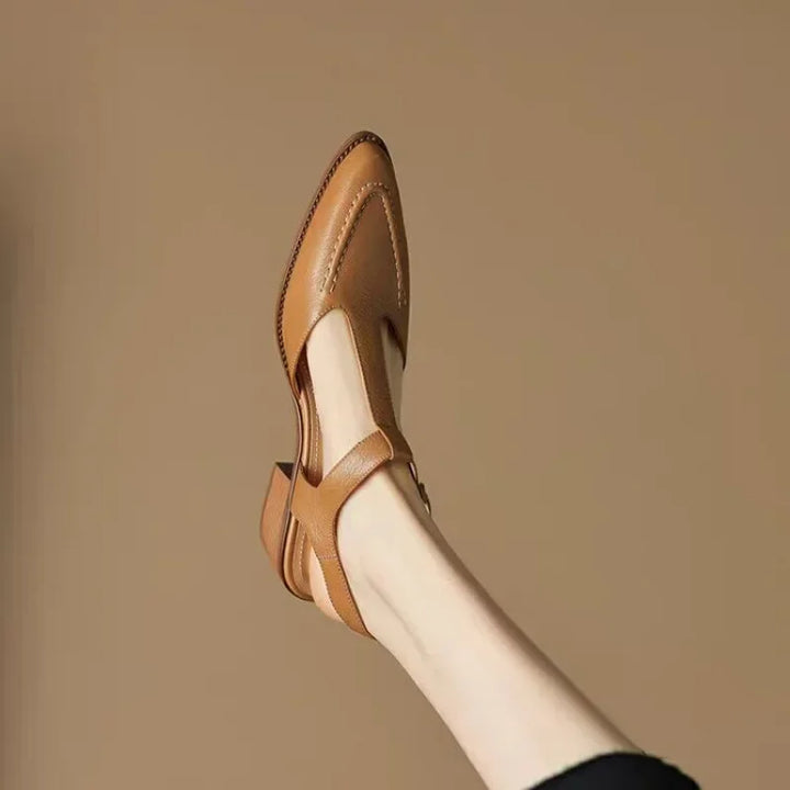 Ballerine a punta con cinturino a T