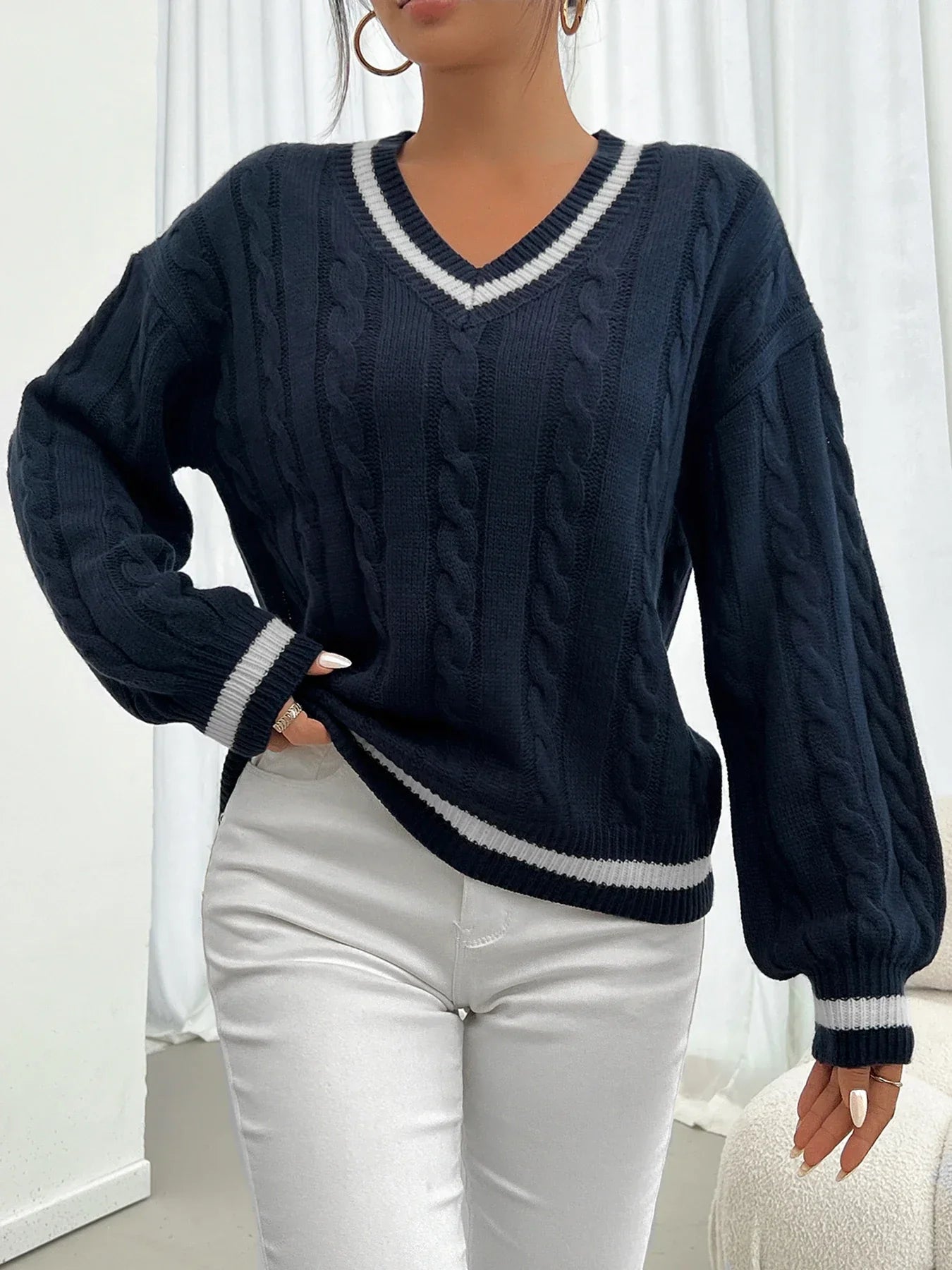 Maglione a spalla con motivo floreale intrecciato