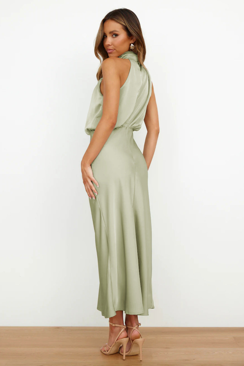 Vestido midi elegante de noche con cuello halter