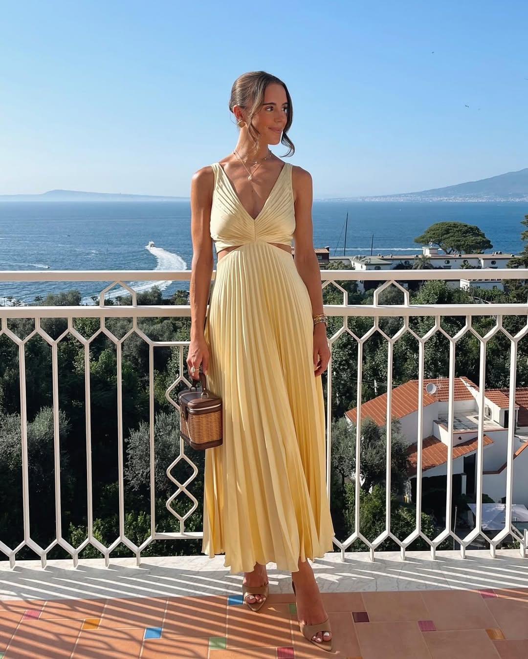 Vestido largo de noche con escote en V elegante