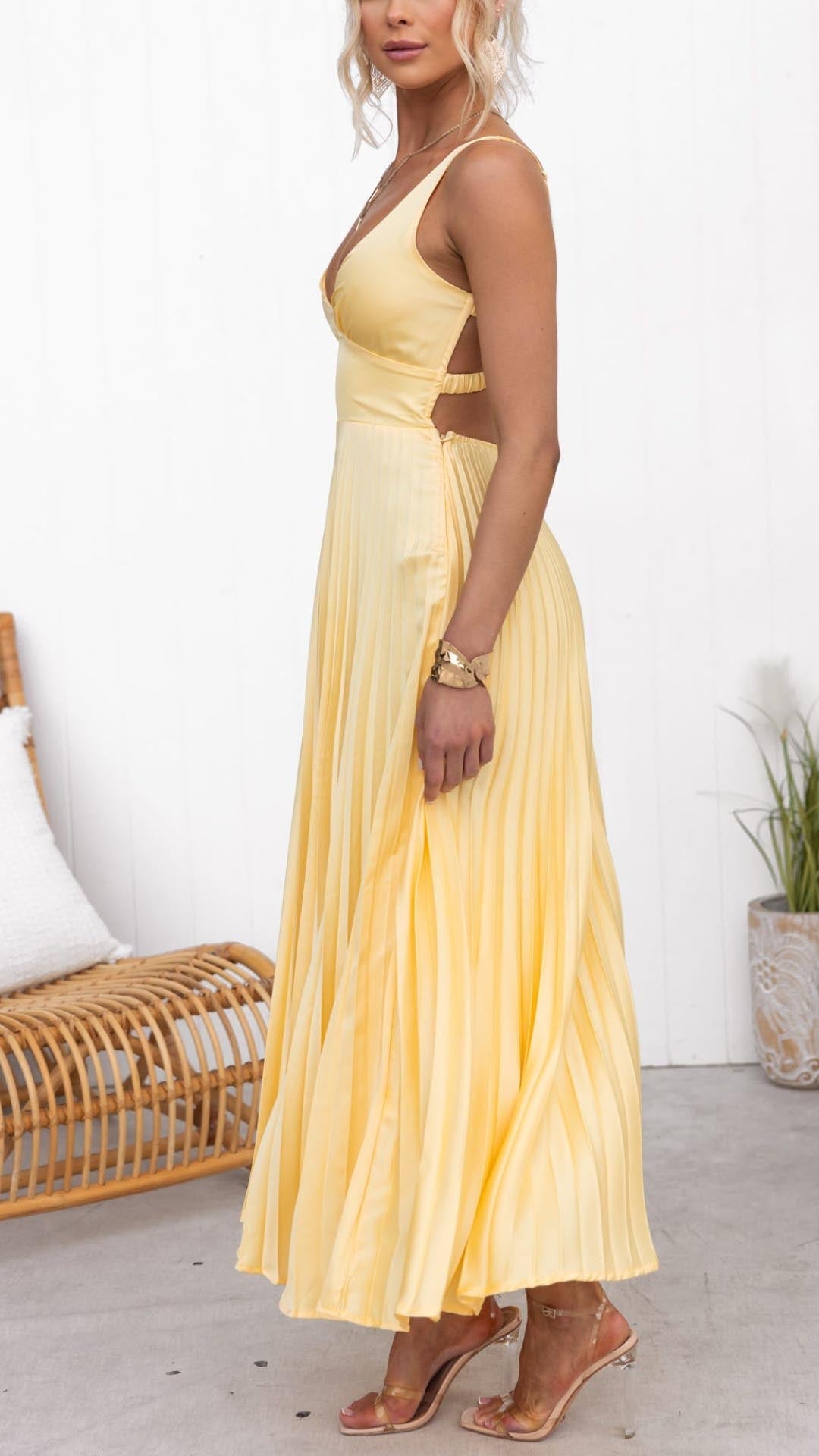 Vestido maxi plisado con escote en V