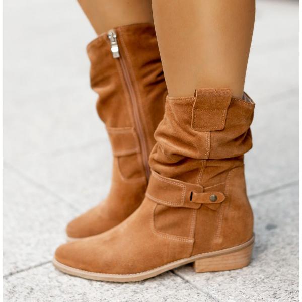 Botas elegantes con detalle de cremallera