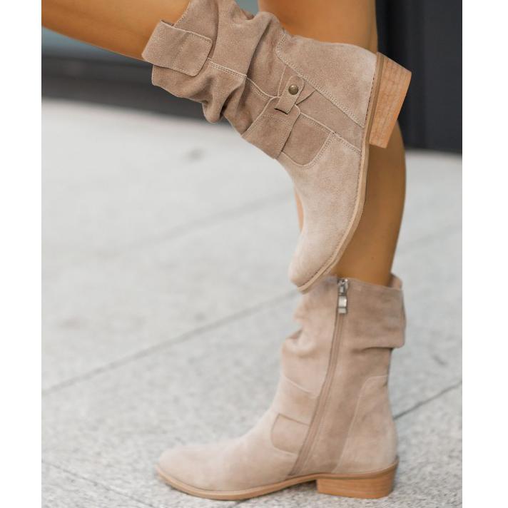 Botas elegantes con detalle de cremallera