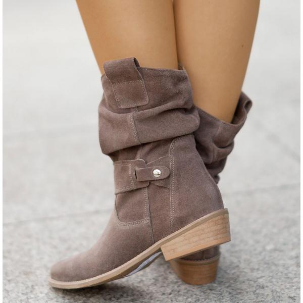 Botas elegantes con detalle de cremallera