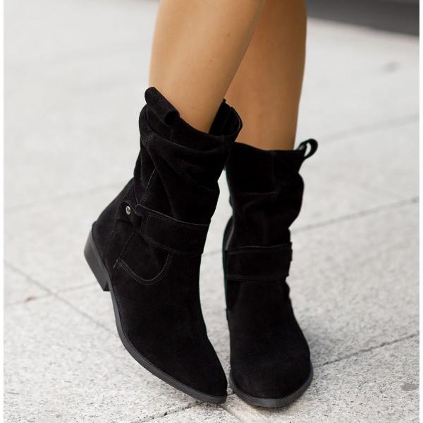 Botas elegantes con detalle de cremallera