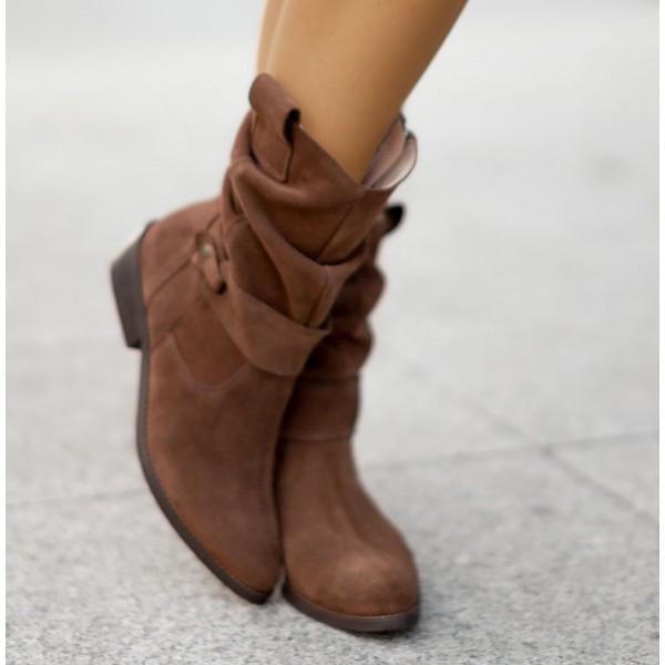 Botas elegantes con detalle de cremallera