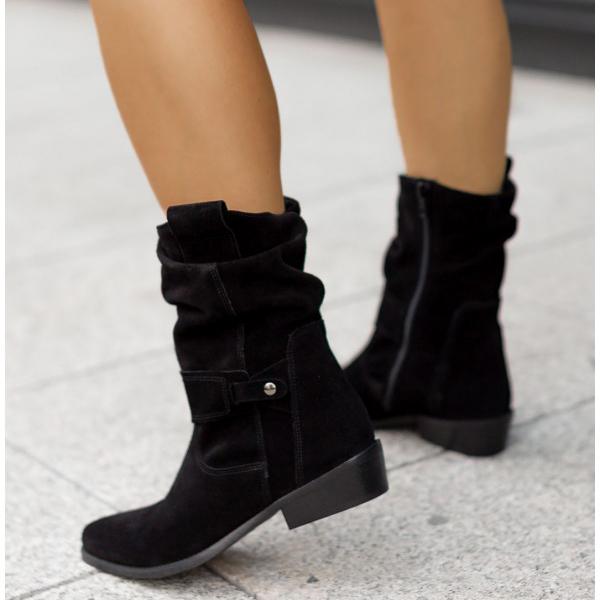 Botas elegantes con detalle de cremallera