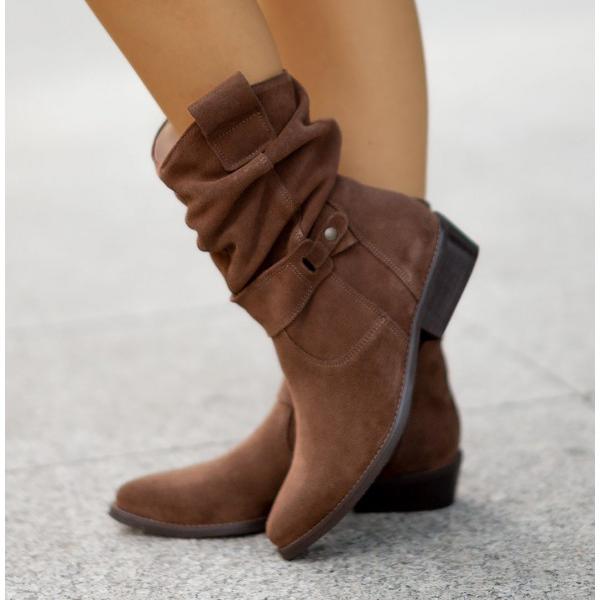 Botas elegantes con detalle de cremallera