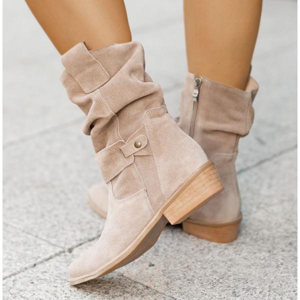 Botas elegantes con detalle de cremallera