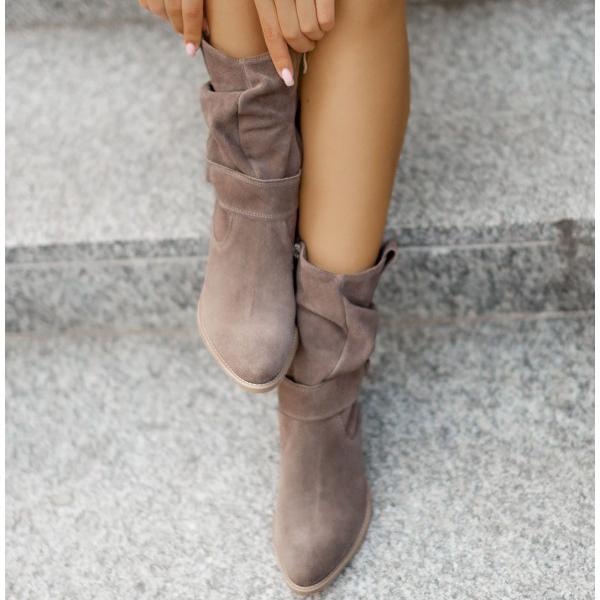 Botas elegantes con detalle de cremallera