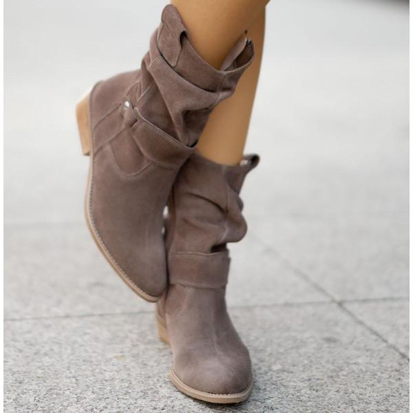 Botas elegantes con detalle de cremallera