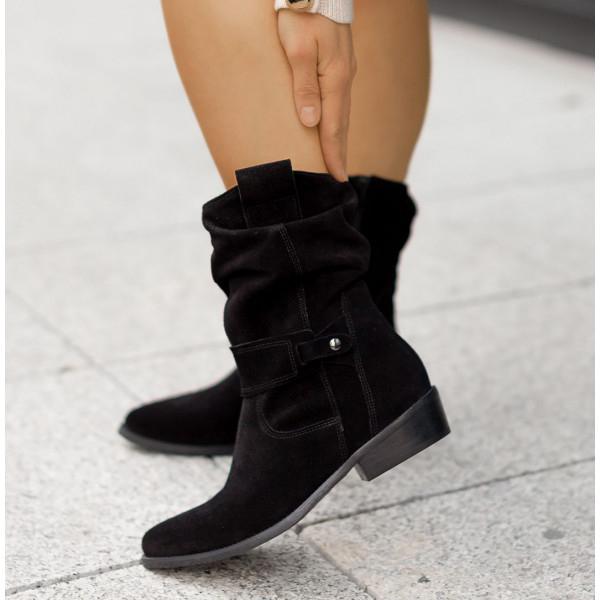Botas elegantes con detalle de cremallera