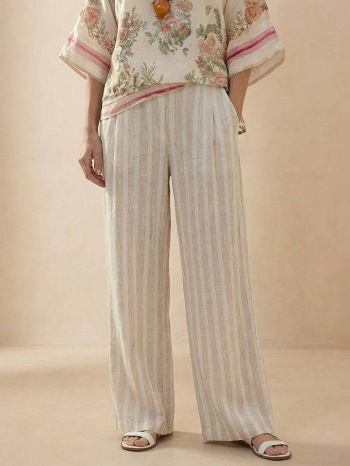 Conjunto de camiseta a rayas y pantalones de pierna ancha