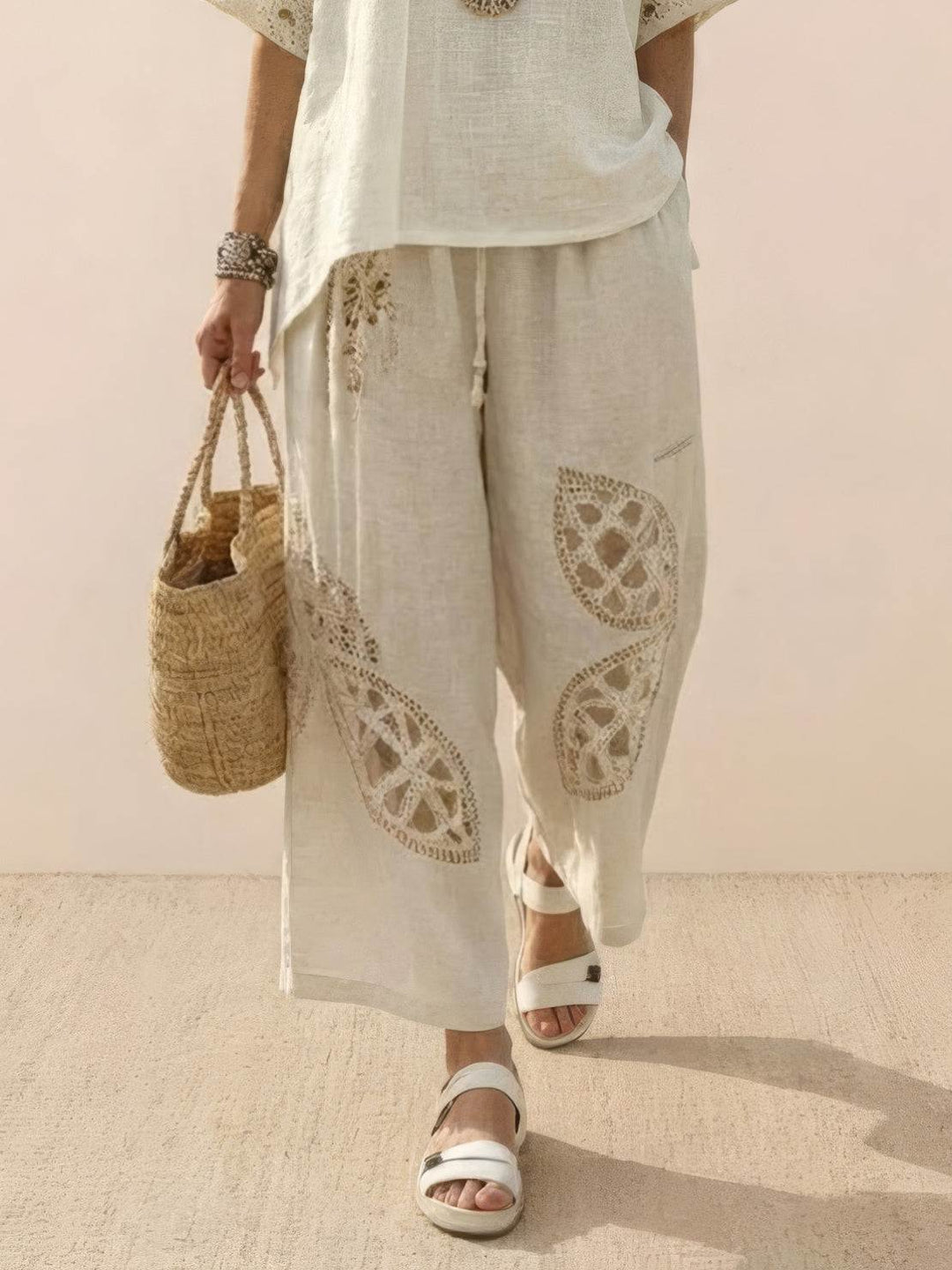 Conjunto de camiseta a rayas y pantalones de pierna ancha