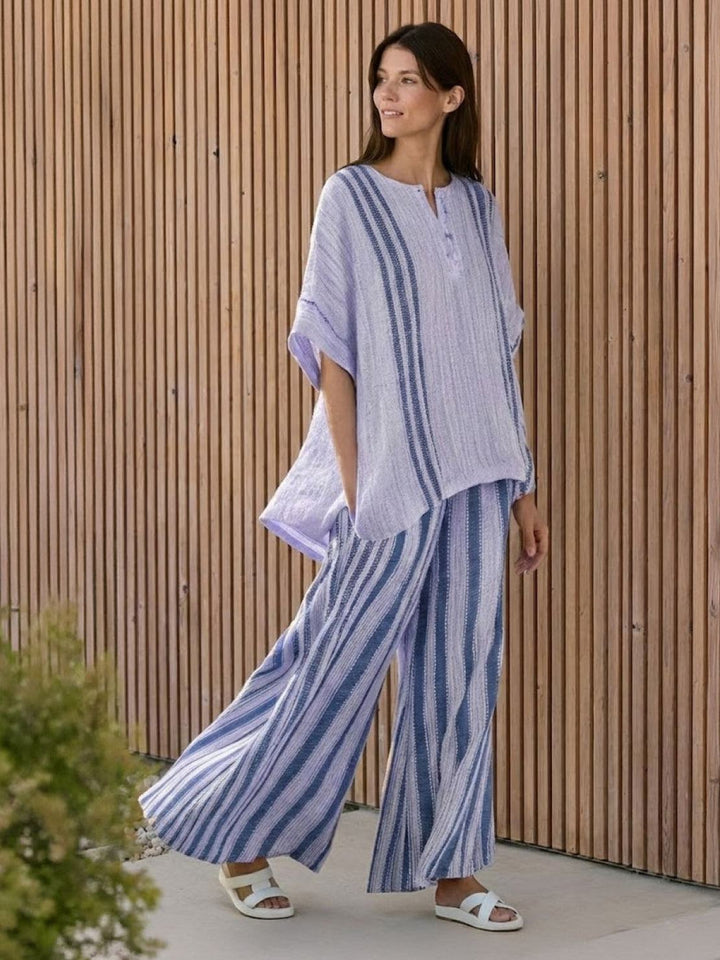 Conjunto de camiseta a rayas y pantalones de pierna ancha
