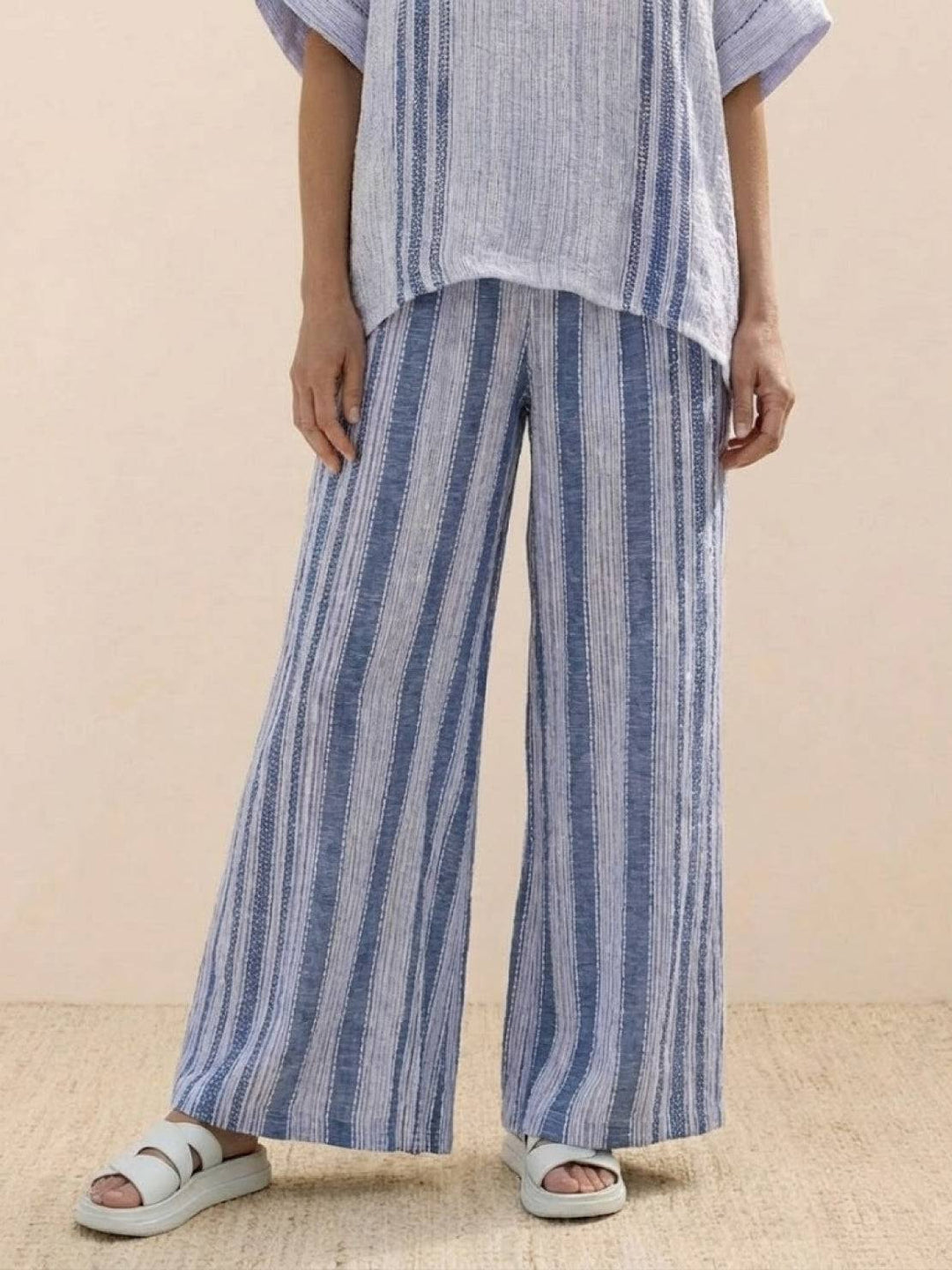 Conjunto de camiseta a rayas y pantalones de pierna ancha