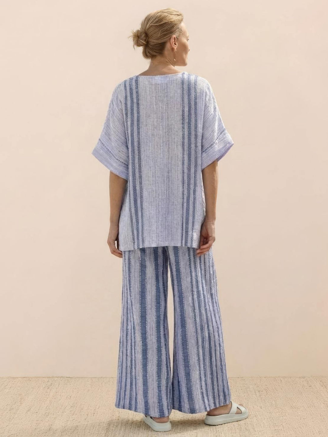 Conjunto de camiseta a rayas y pantalones de pierna ancha