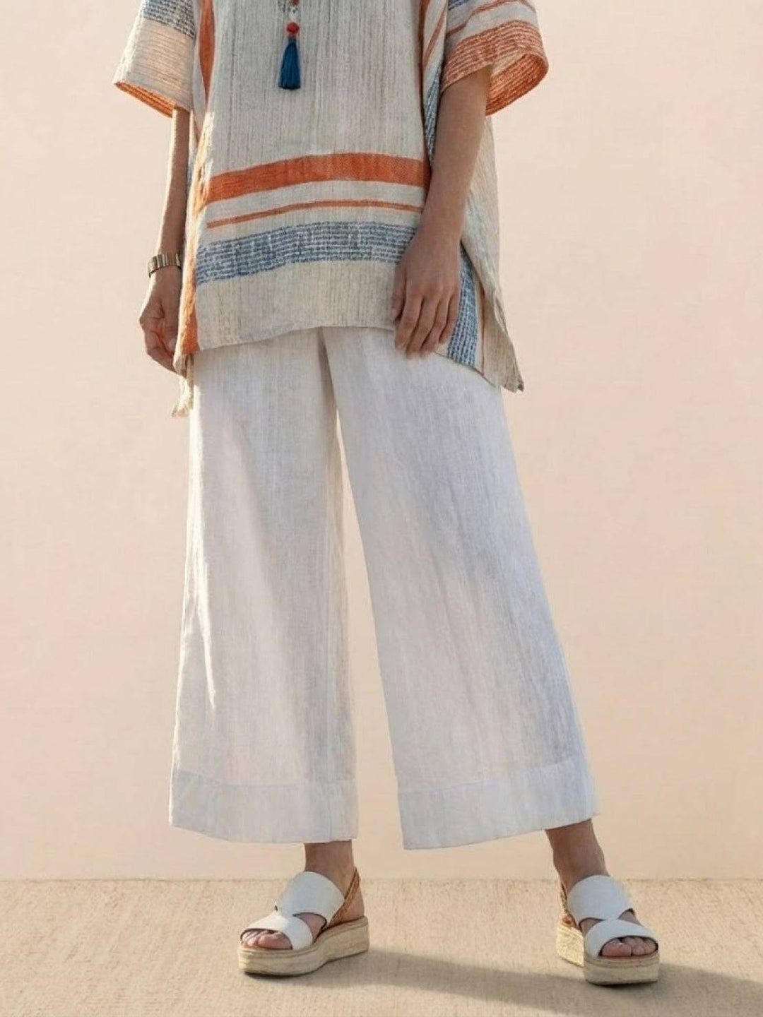 Conjunto de camiseta a rayas y pantalones de pierna ancha