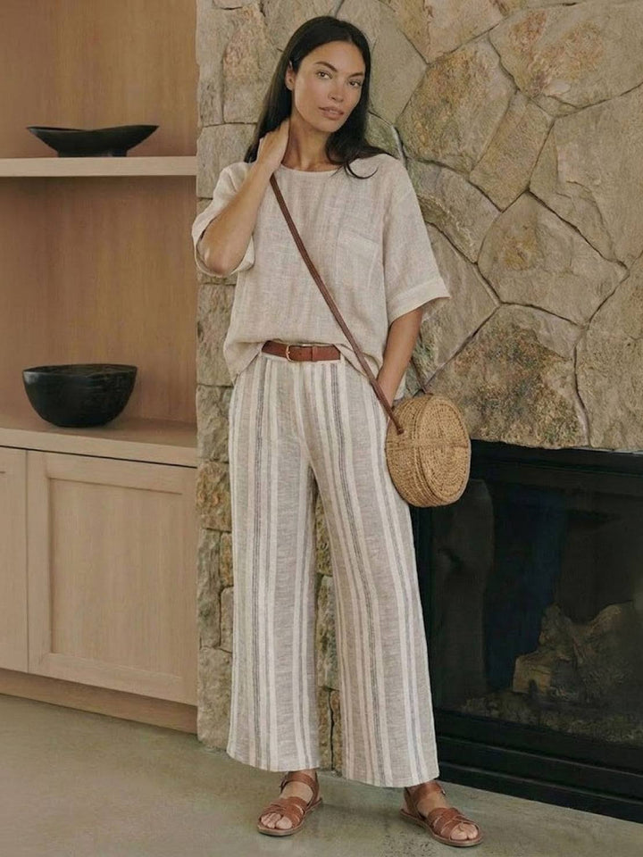 Conjunto de camiseta a rayas y pantalones de pierna ancha