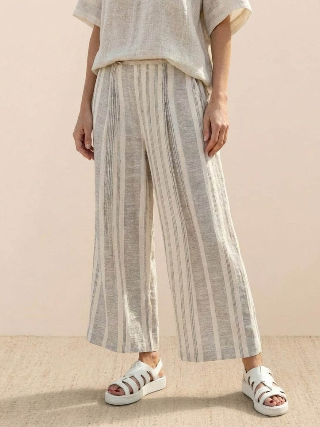 Conjunto de camiseta a rayas y pantalones de pierna ancha