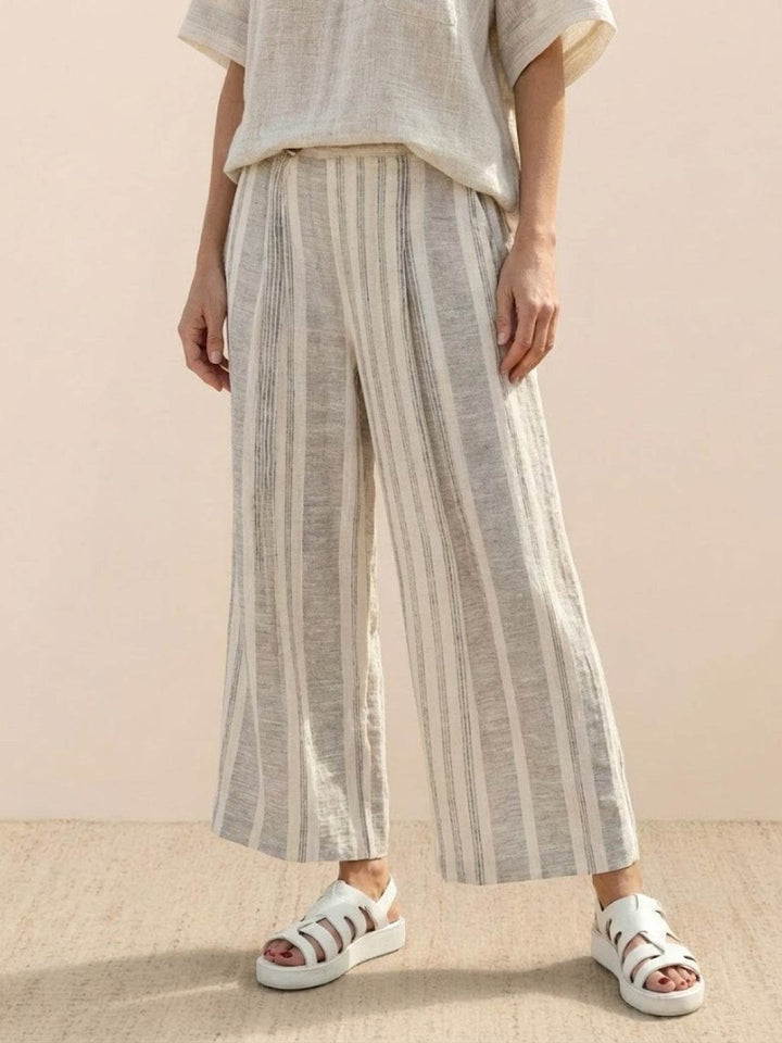 Conjunto de camiseta a rayas y pantalones de pierna ancha