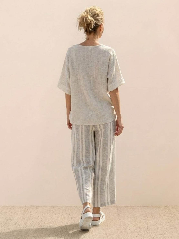 Conjunto de camiseta a rayas y pantalones de pierna ancha
