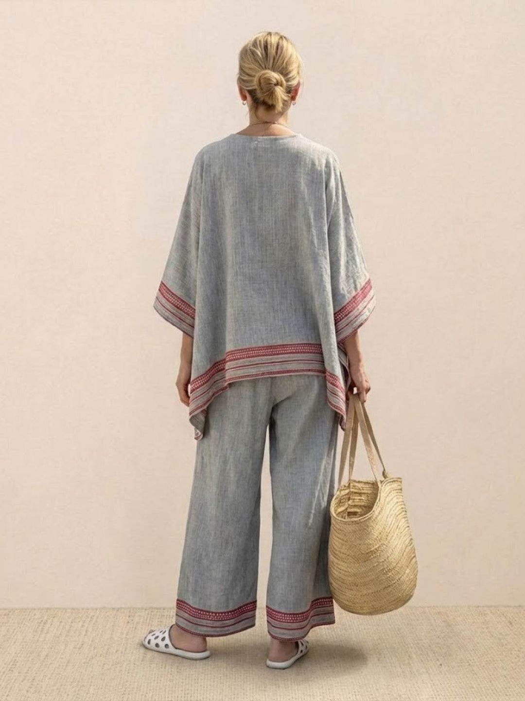 Conjunto de camiseta a rayas y pantalones de pierna ancha