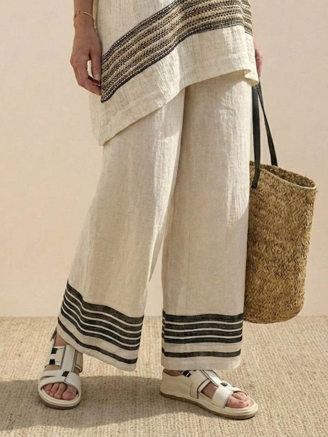 Conjunto de camiseta a rayas y pantalones de pierna ancha