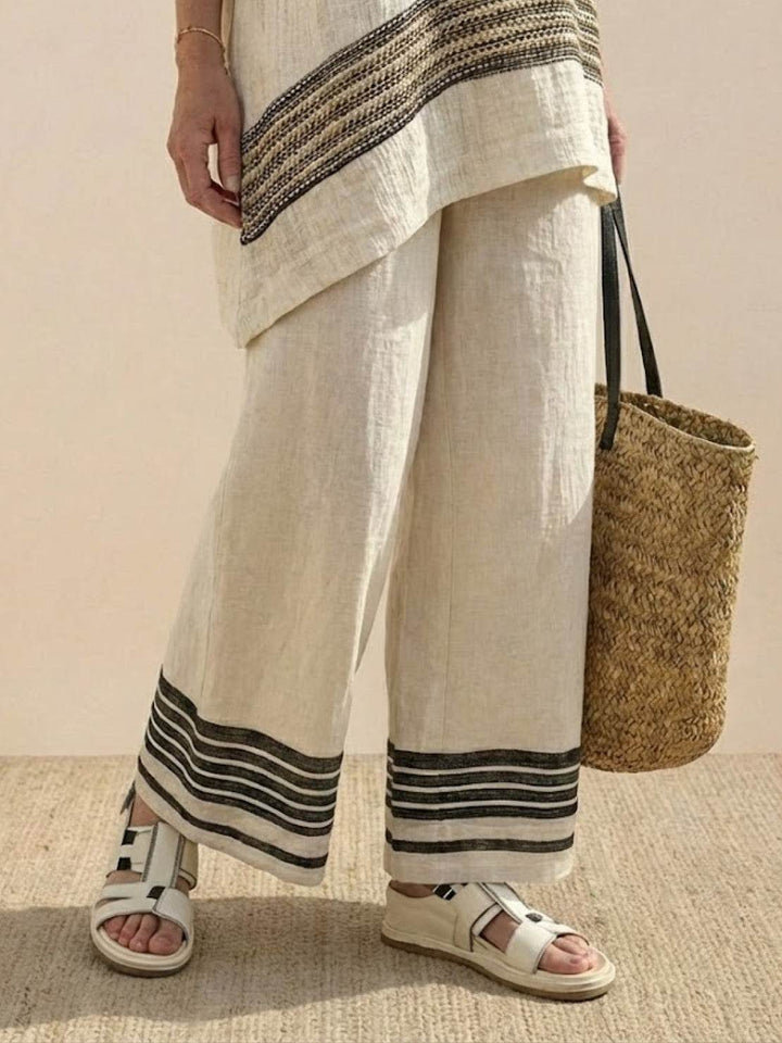 Conjunto de camiseta a rayas y pantalones de pierna ancha