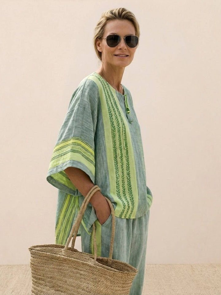 Conjunto de camiseta a rayas y pantalones de pierna ancha