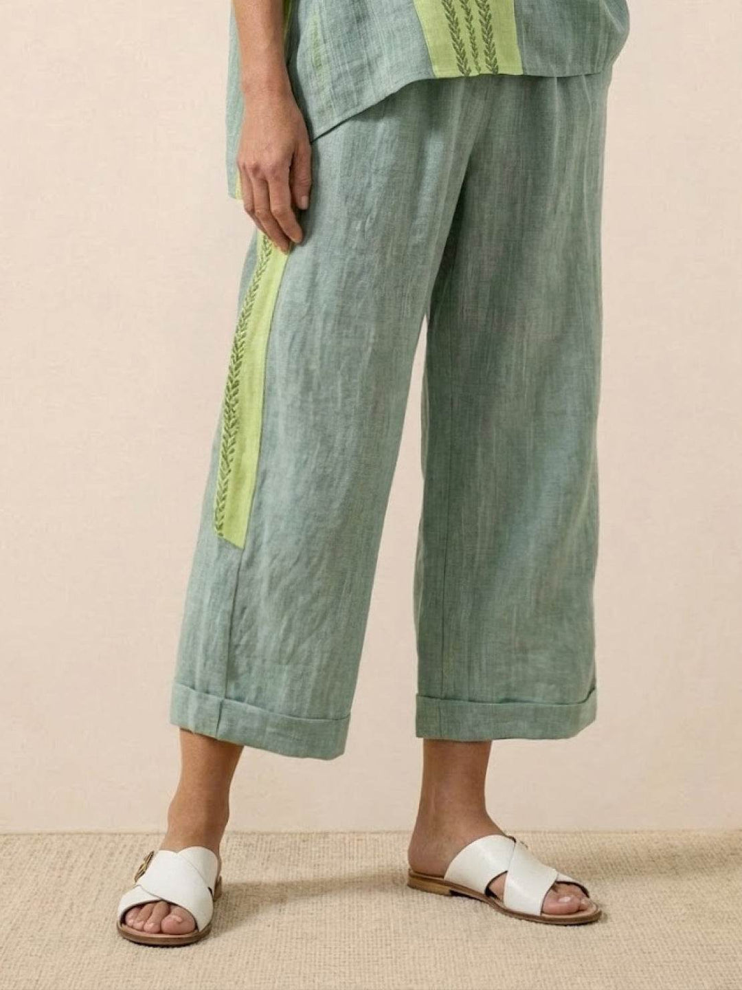 Conjunto de camiseta a rayas y pantalones de pierna ancha