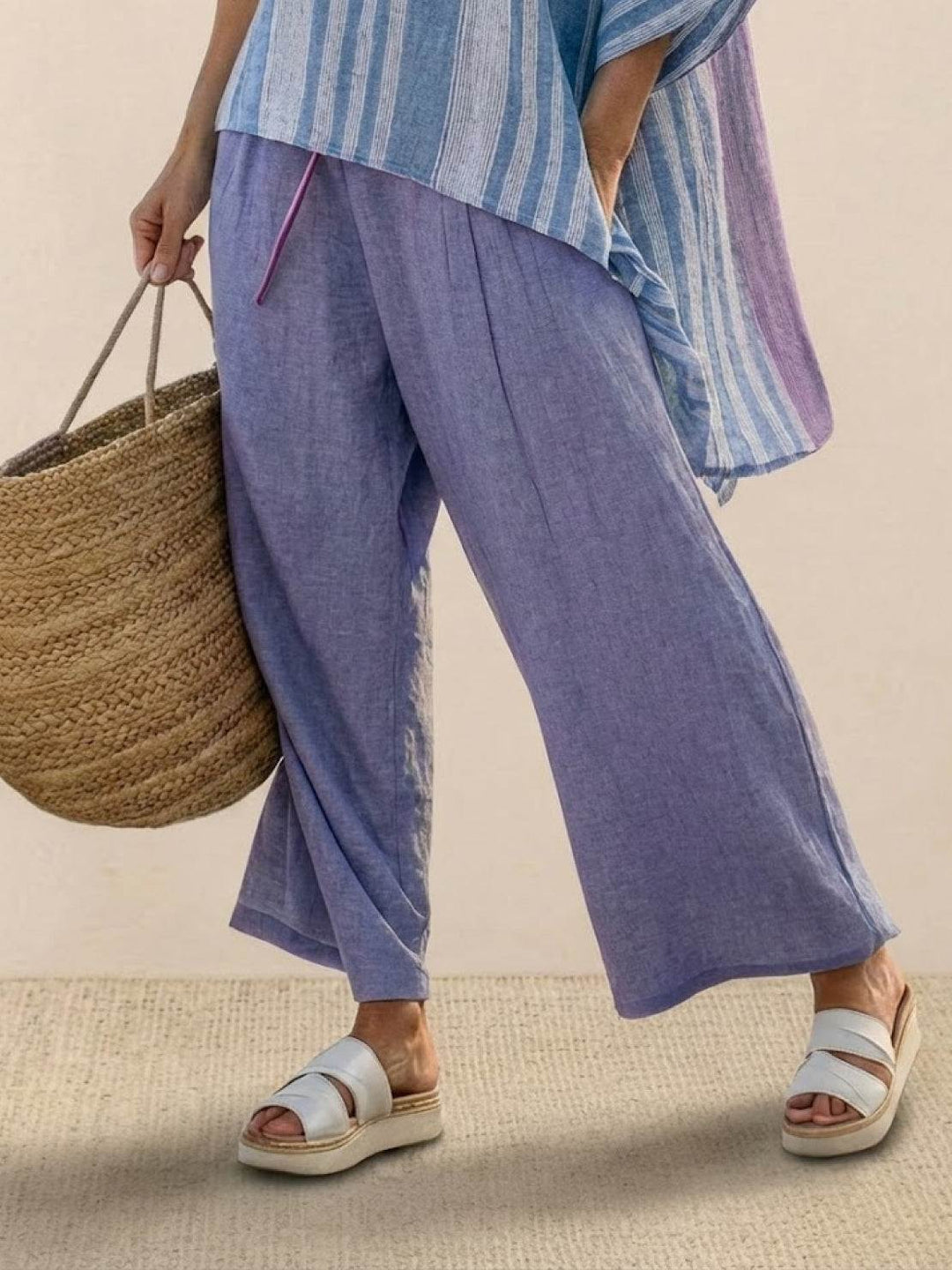 Conjunto de camiseta a rayas y pantalones de pierna ancha