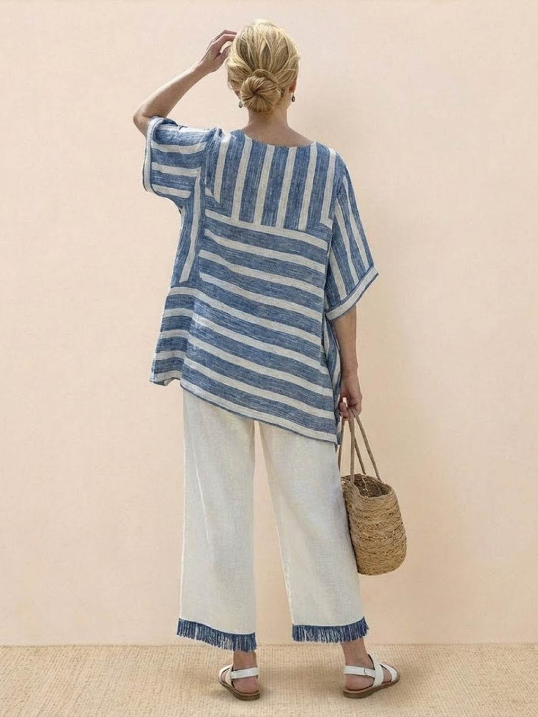 Conjunto de camiseta a rayas y pantalones de pierna ancha