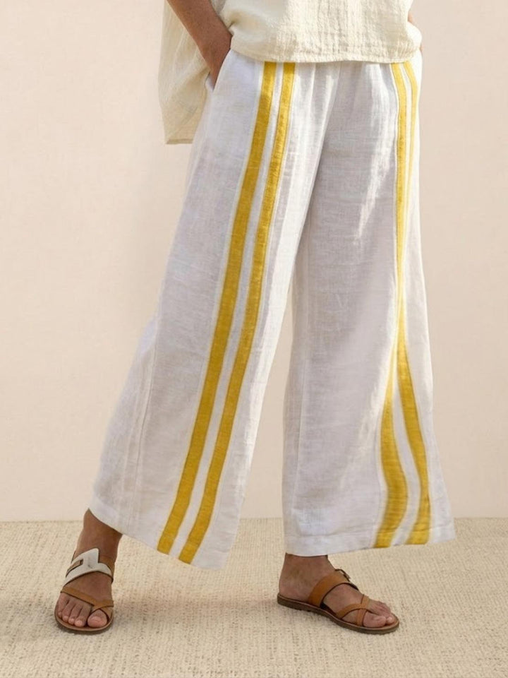 Conjunto de camiseta a rayas y pantalones de pierna ancha