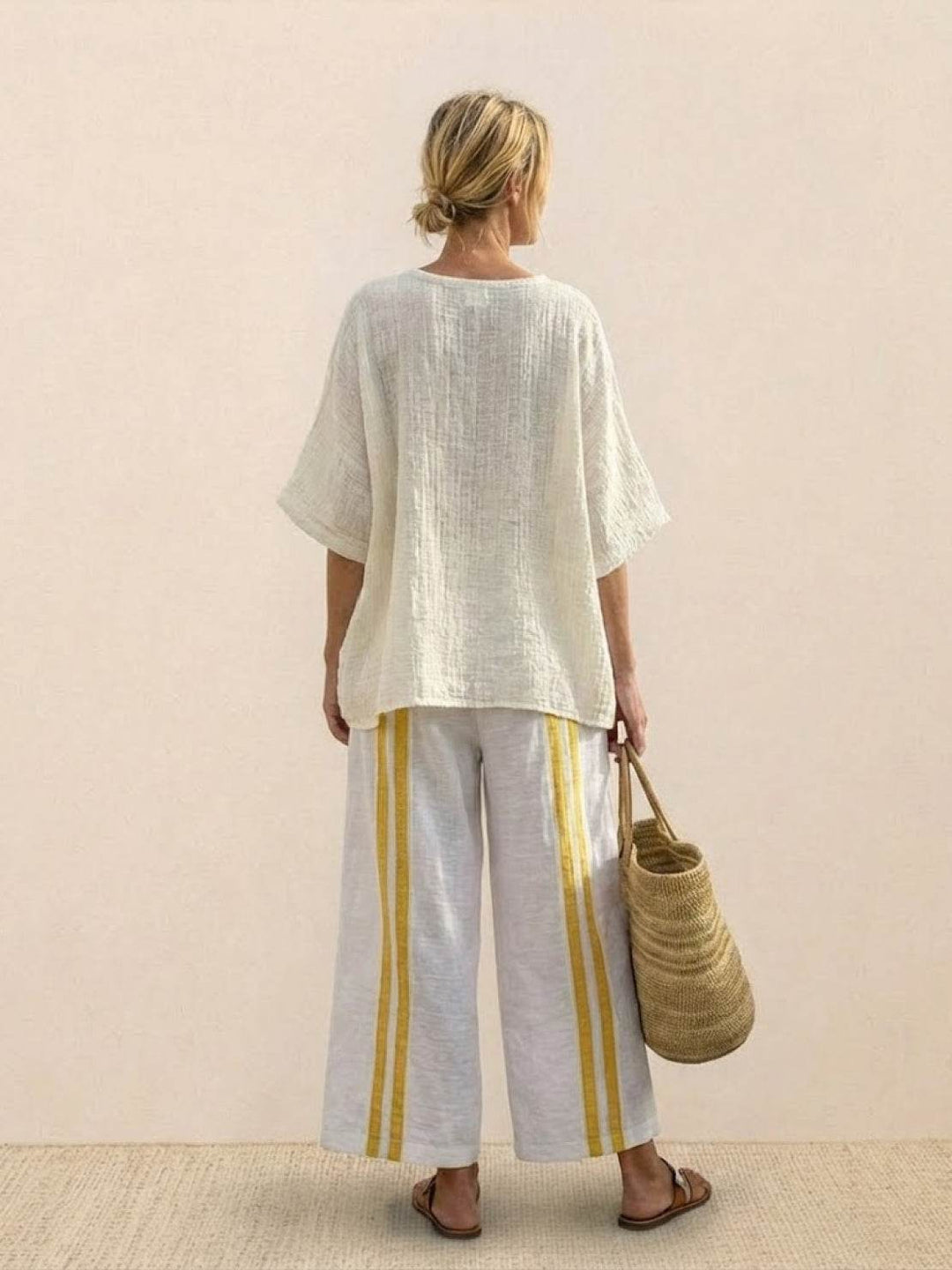 Conjunto de camiseta a rayas y pantalones de pierna ancha