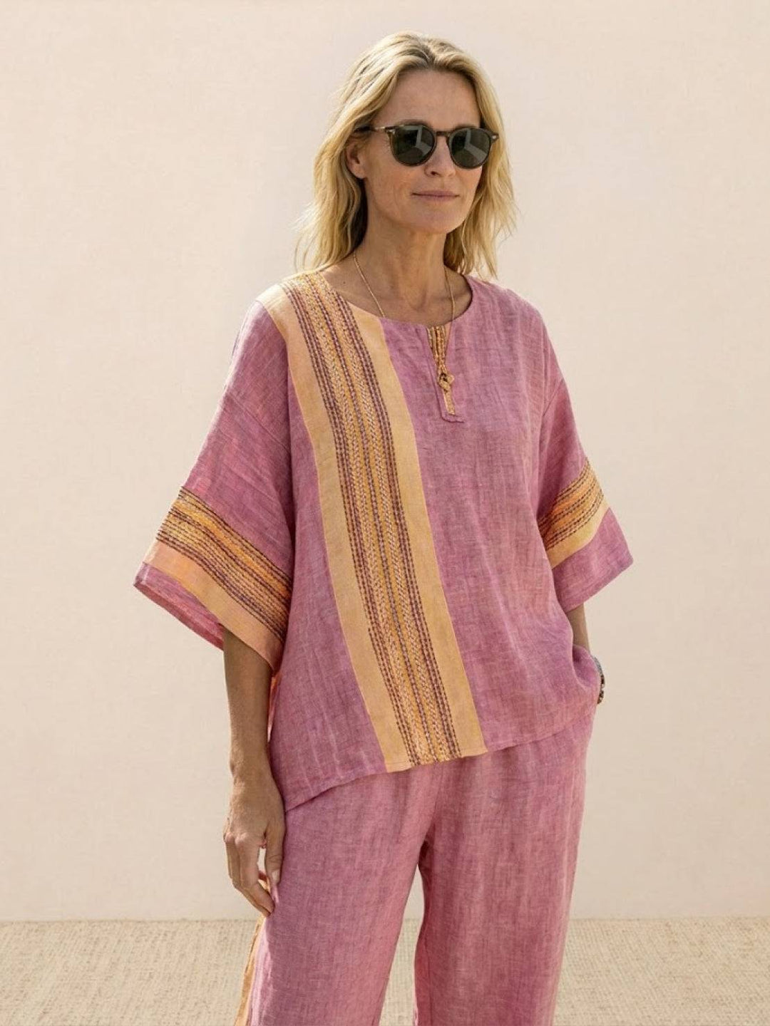 Conjunto de camiseta a rayas y pantalones de pierna ancha