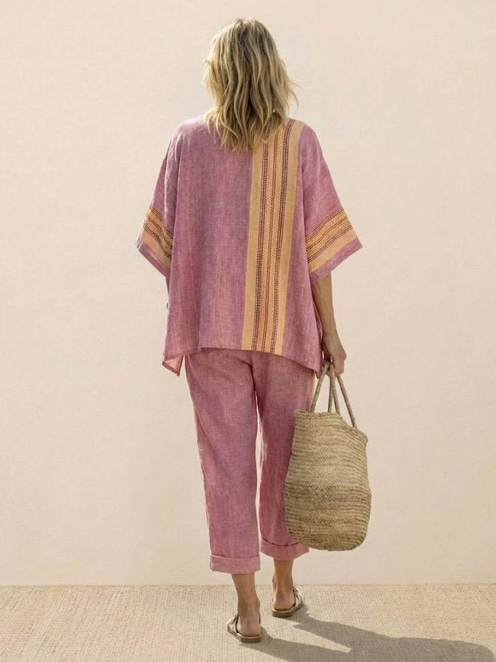 Conjunto de camiseta a rayas y pantalones de pierna ancha
