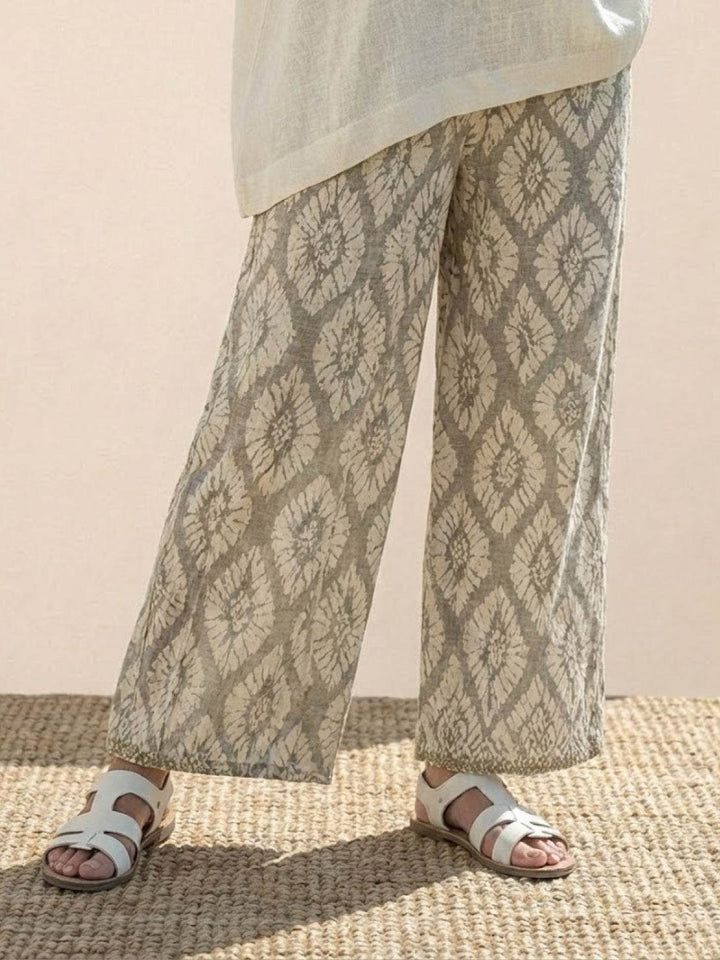 Conjunto de camiseta a rayas y pantalones de pierna ancha