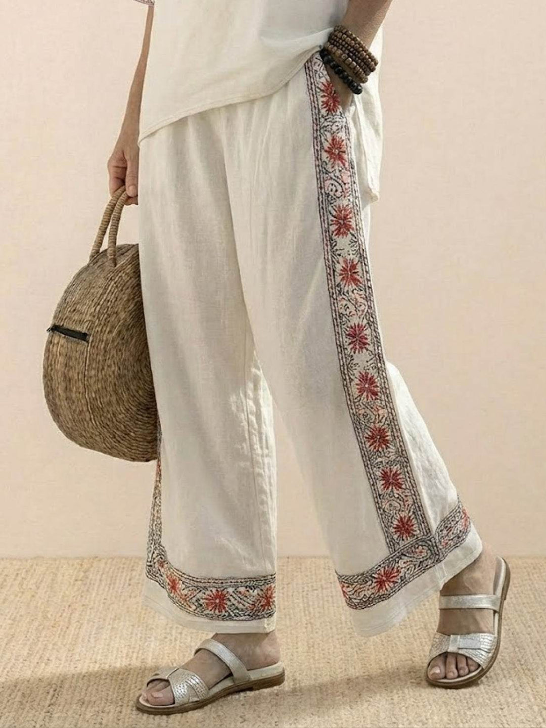 Conjunto de camiseta a rayas y pantalones de pierna ancha