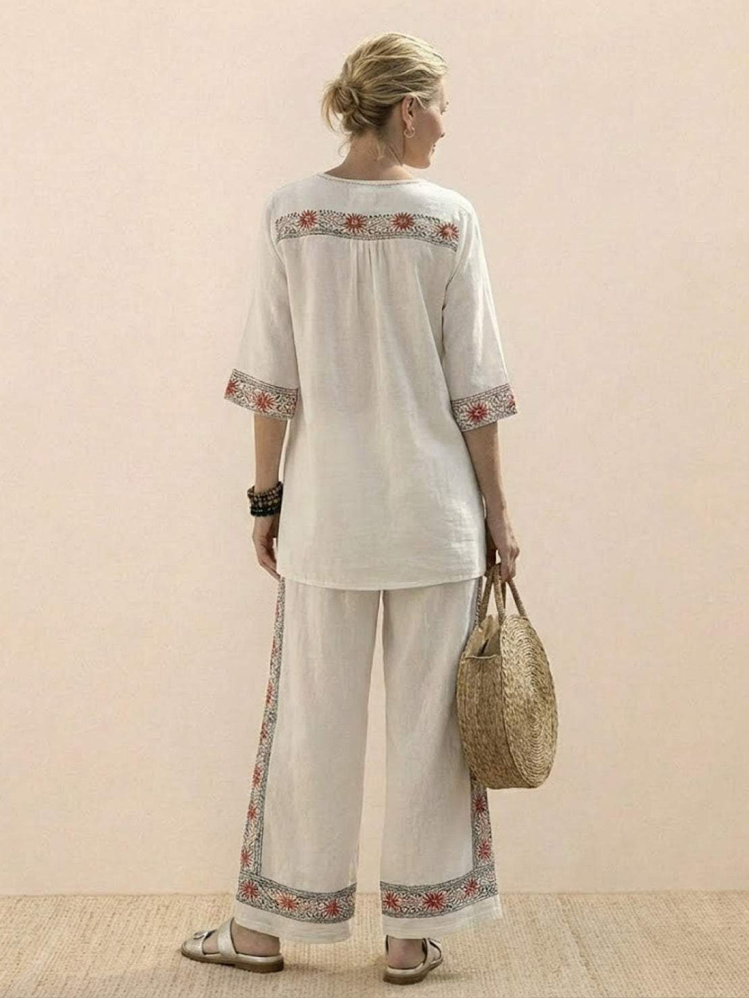 Conjunto de camiseta a rayas y pantalones de pierna ancha