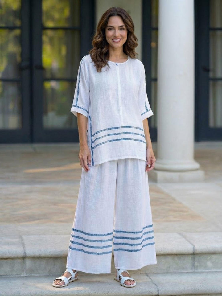 Conjunto de camiseta a rayas y pantalones de pierna ancha