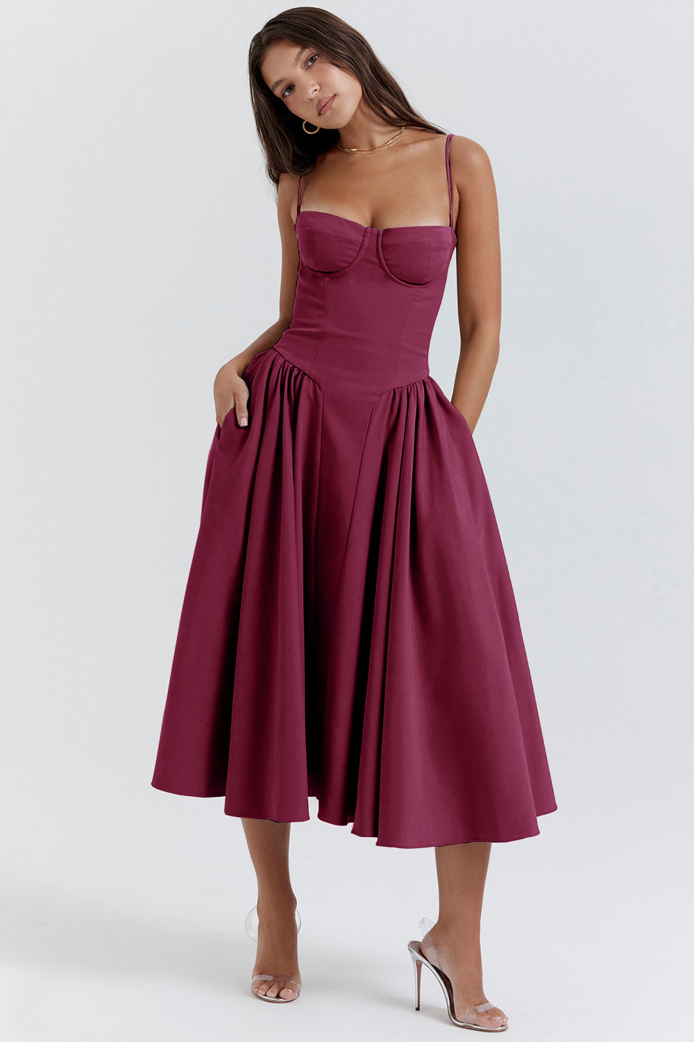 Vestido midi elegante de noche con diseño fluido