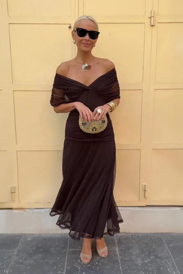 Vestido largo elegante con hombros descubiertos