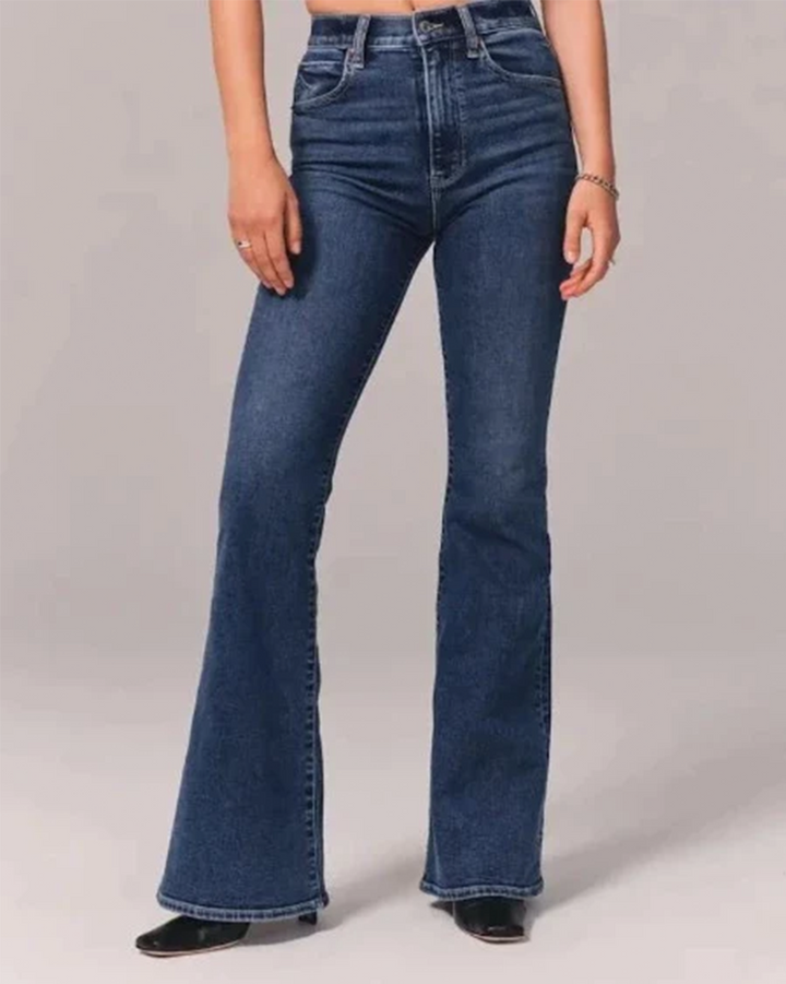Jeans de mezclilla de mujer a la moda con bolsillos y tiro alto acampanados